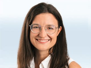 portraits-alice-morscher-blauer-hintergrund portraits-alice-morscher-blauer-hintergrund