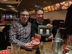 das-team-von-thomas-breit-freut-sich-ueber-wichtelgeschenke